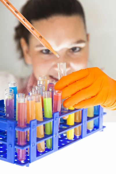 Linda investigadora femenina en laboratorio — Foto de Stock