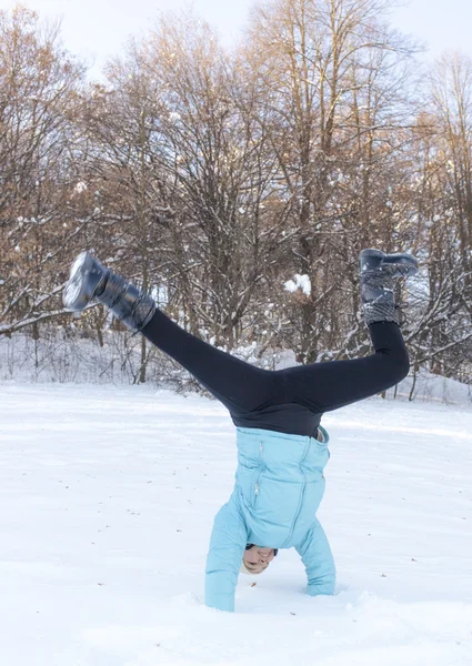 Cute girl doing the cartwheel — Stock Photo, Image