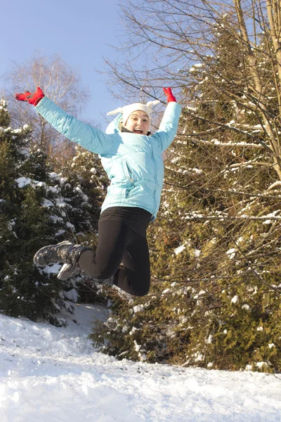 Lächelndes Mädchen springt in die Luft — Stockfoto