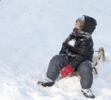 genç çocuk karda oynarken