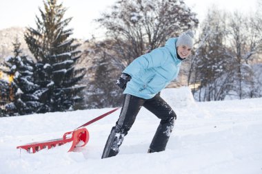 gülümseyen sevimli kız kızak çekme