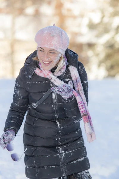 Χαριτωμένο γυναίκα στο χιόνι — Φωτογραφία Αρχείου