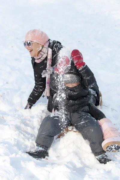 Mãe e seu filho na neve — Fotografia de Stock