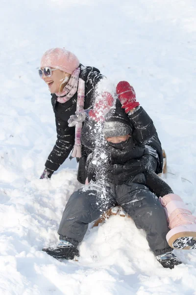 母亲和她的儿子在雪上 — 图库照片