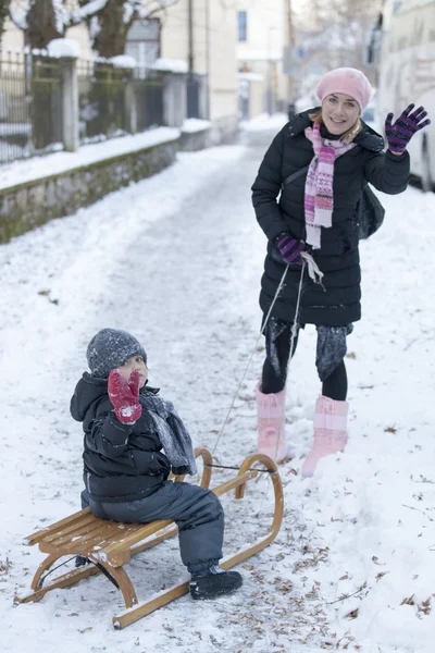 Kid och hans mor vinkade Hej — Stockfoto