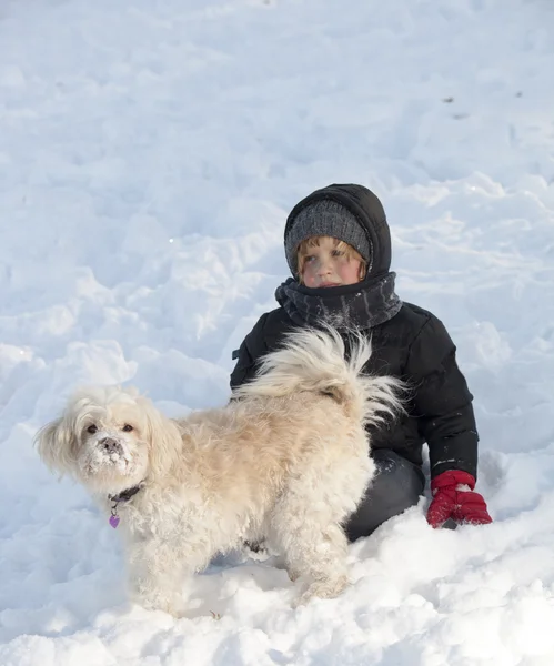 Giovane ragazzo sta giocando nella neve — Foto Stock