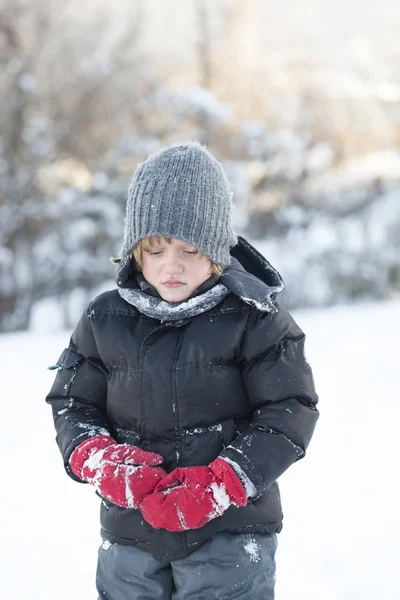 Genç çocuk karda oynarken — Stok fotoğraf