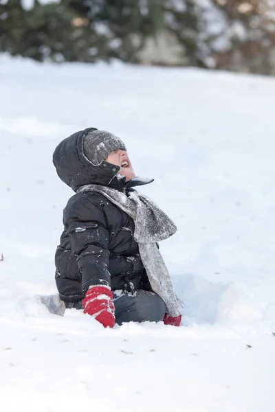 Jeune garçon dans la neige profonde — Photo