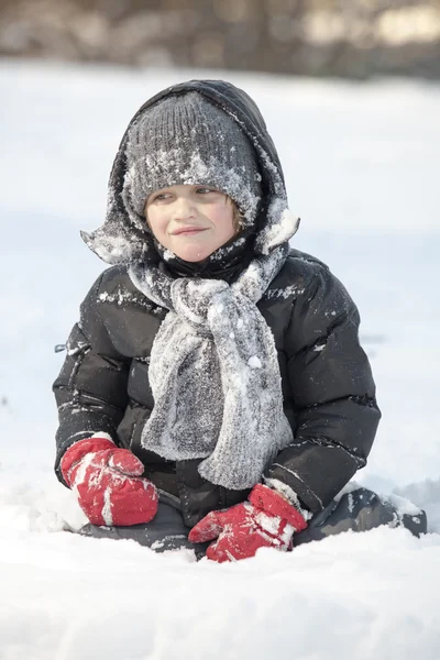 derin karda genç çocuk