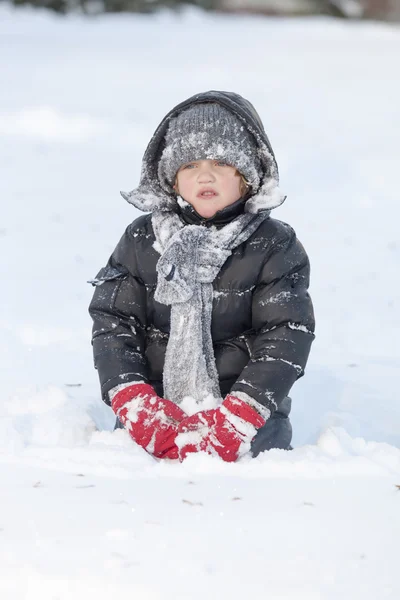 Jeune garçon dans la neige profonde — Photo
