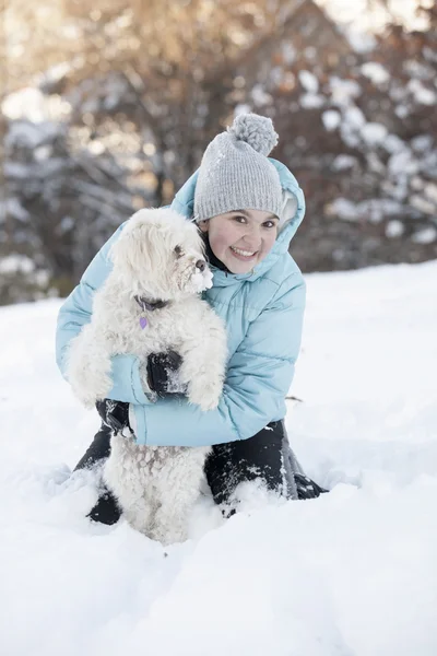 Gülümseyen Kız köpekle oynamayı — Stok fotoğraf