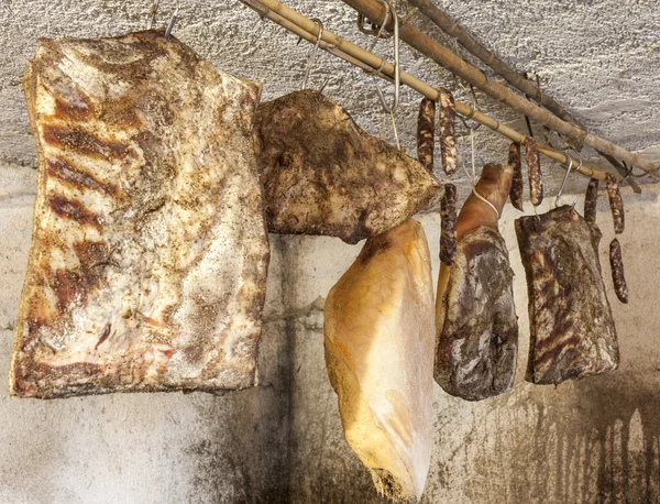 国内の燻製肉のデリカテッセン — ストック写真