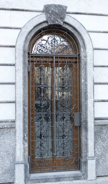 Дверь защищена железной решеткой — стоковое фото