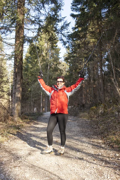 Sportive woman waving hello outdoors — Stock Photo, Image