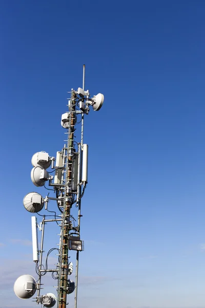 Mastro de telecomunicações com antenas — Fotografia de Stock