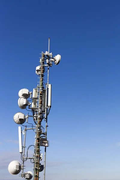 Telekommunikationsmast mit Antennen — Stockfoto