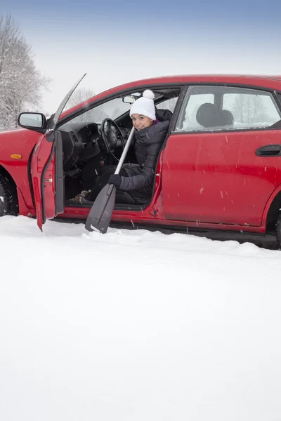 Menina bonito remando no carro no dia de inverno — Fotografia de Stock