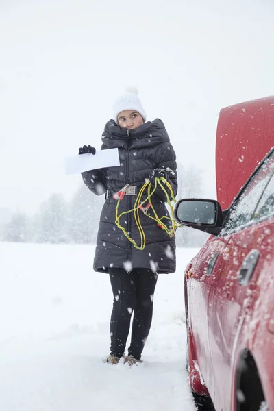 Söt tjej behöver hjälp på vägen — Stockfoto