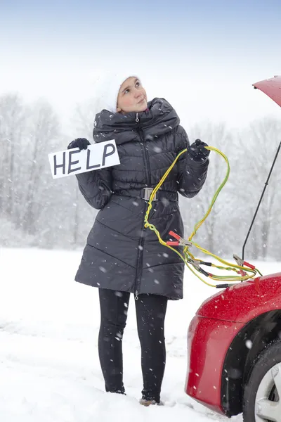 sevimli kız yolun üzerinde ihtiyacı