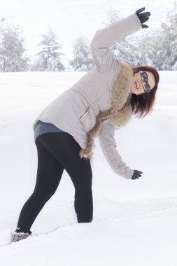 Orta yaşlı sevimli gülümseyen kadın Merhaba sallayarak