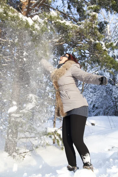 Миленькая женщина средних лет играет со снегом — стоковое фото
