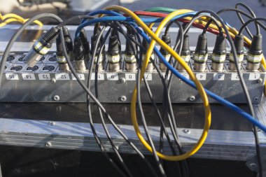 ses karıştırma tahtası üzerinde renkli kablolar