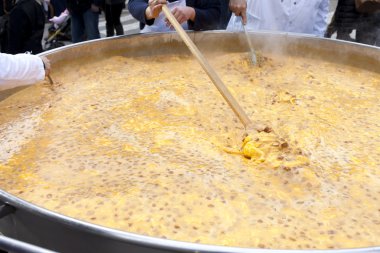 Salam ile en büyük omlet yapmak