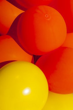 Kırmızı ve sarı balonları portre