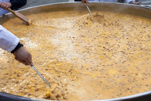 Hacer tortilla más grande con salami —  Fotos de Stock