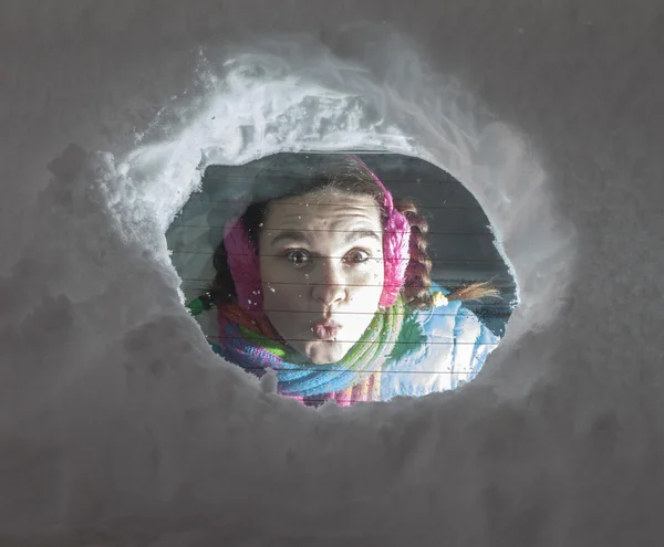 Carino donna autista guardando da dietro un finestrino di una macchina innevata — Foto Stock