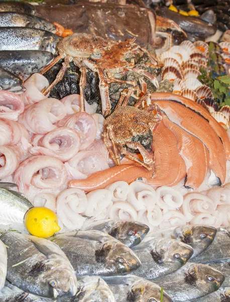 Frutta fresca del mare sul mercato del pesce — Foto Stock