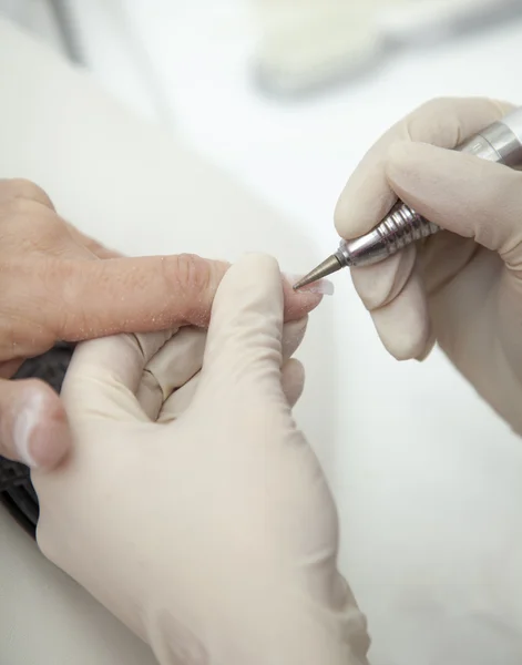 Processo de manicure na mão feminina Manicure francês, Fazendo extensão de unhas — Fotografia de Stock