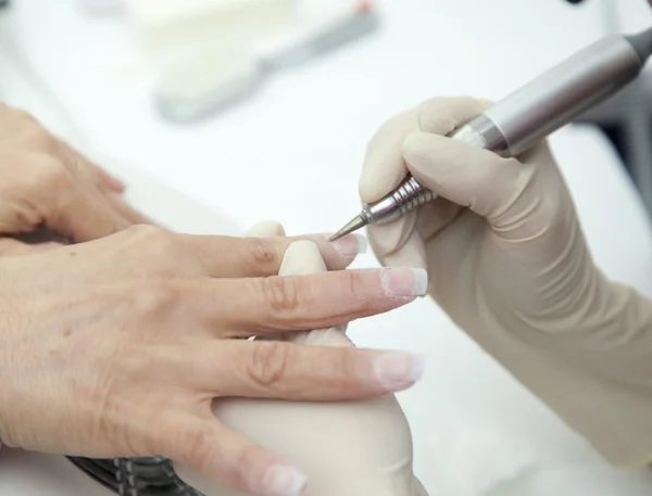 Processo de manicure na mão feminina Manicure francês, Fazendo extensão de unhas — Fotografia de Stock