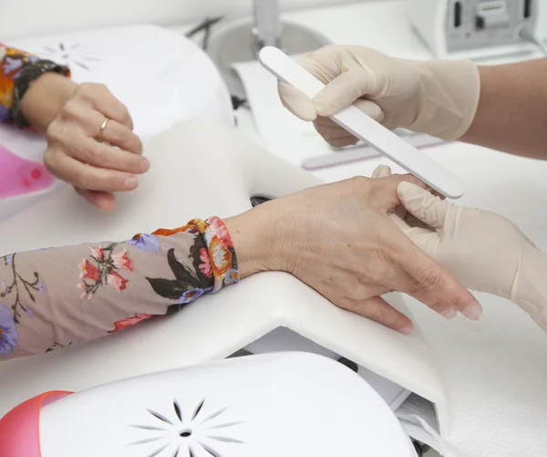 Processo de manicure na mão feminina Manicure francês, Fazendo extensão de unhas — Fotografia de Stock