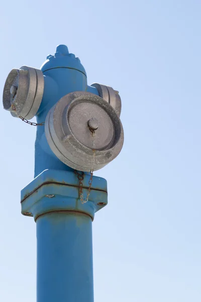 Modrý požární hydrant proti modré obloze — Stock fotografie