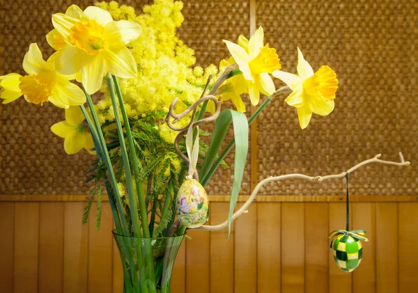 Belle décoration de Pâques avec jonquille, fleurs narcisses — Photo