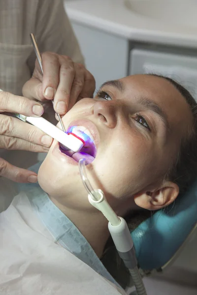 Jolie fille chez le dentiste — Photo