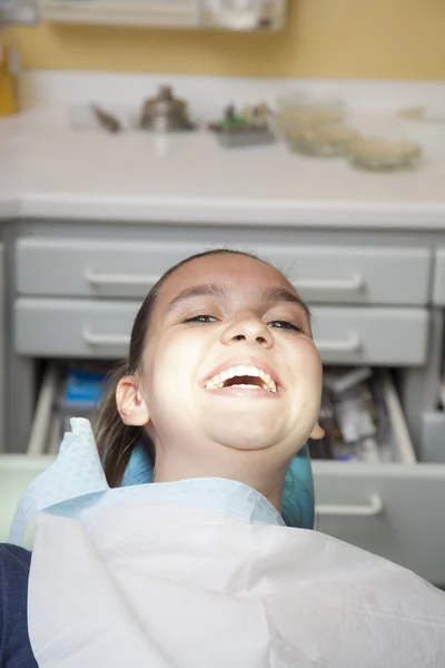 Zadowolony ładny dziewczyna po dentystyczna — Zdjęcie stockowe