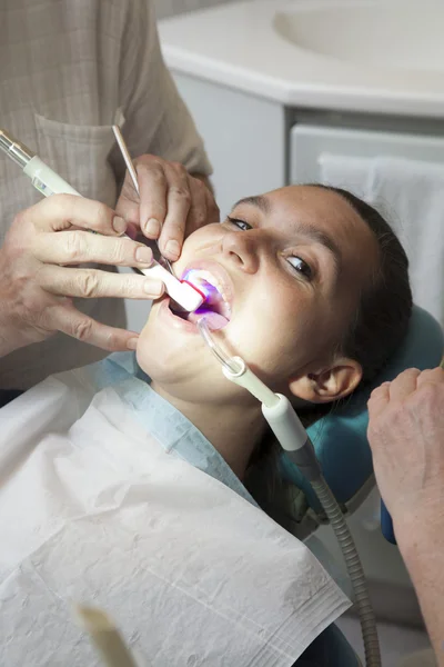 Aranyos lány fogorvos — Stock Fotó