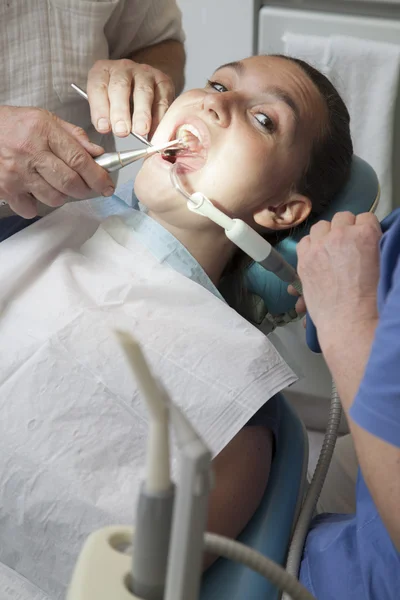 Menina com dor de dente ter seus dentes verificados pelo médico — Fotografia de Stock