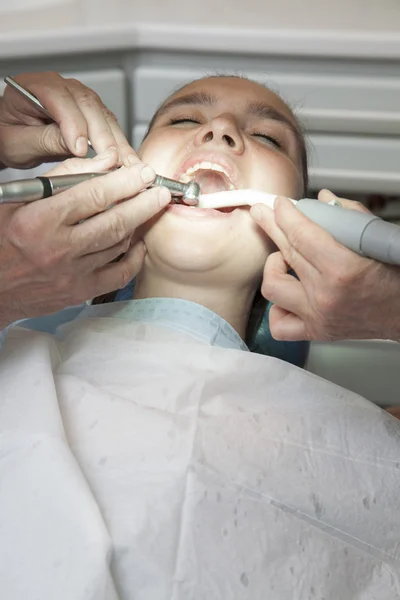 Menina com dor de dente ter seus dentes verificados pelo médico — Fotografia de Stock