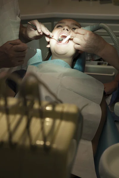 Menina com dor de dente ter seus dentes verificados pelo médico — Fotografia de Stock