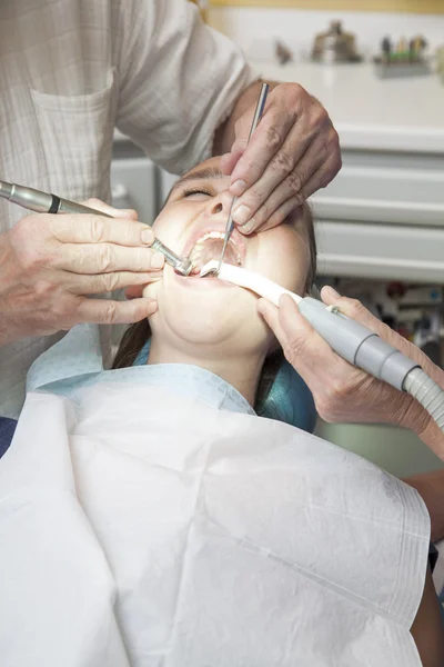 Дівчина з зубним болем перевіряє зуби лікарем — стокове фото