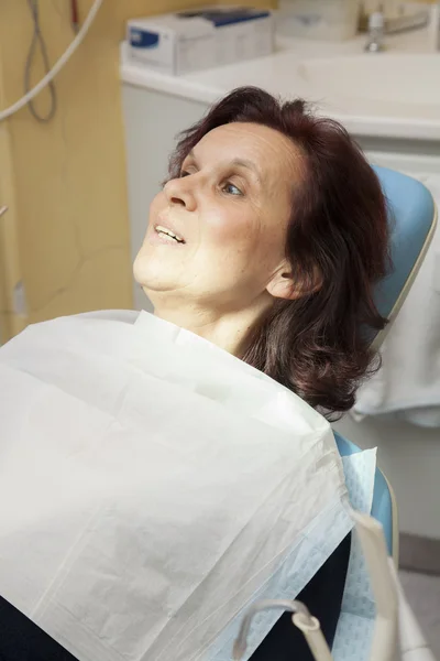 Mulher de meia idade no dentista — Fotografia de Stock