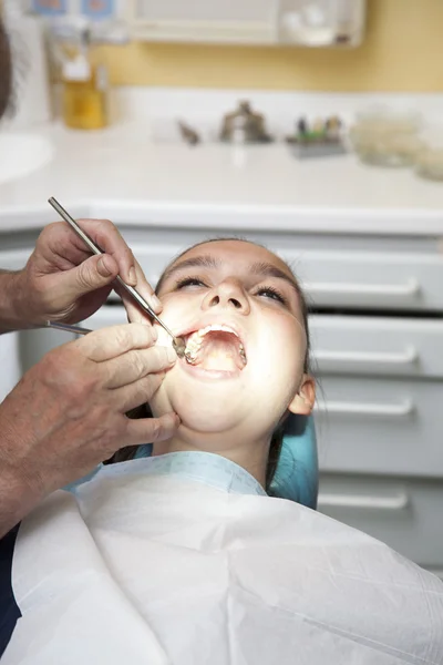 Girl with toothache having her teeth checked by doctor — Stock Photo, Image