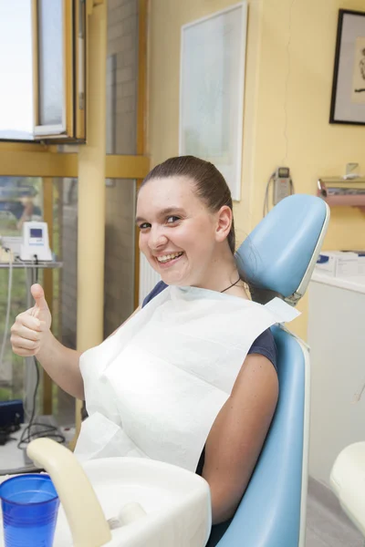 Ευτυχισμένος κορίτσι μετά την οδοντιατρική checkup — Φωτογραφία Αρχείου
