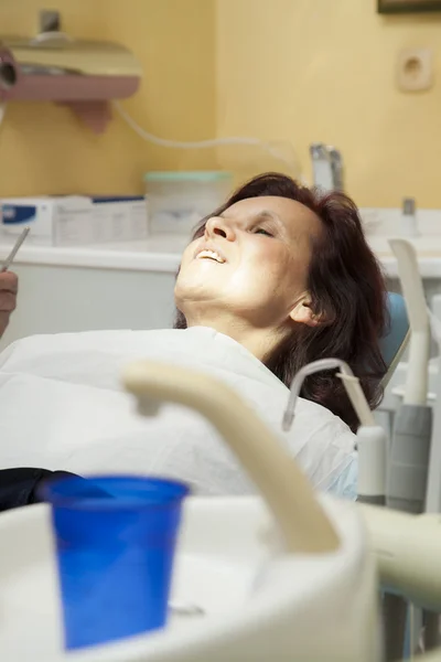 Donna di mezza età dal dentista — Foto Stock