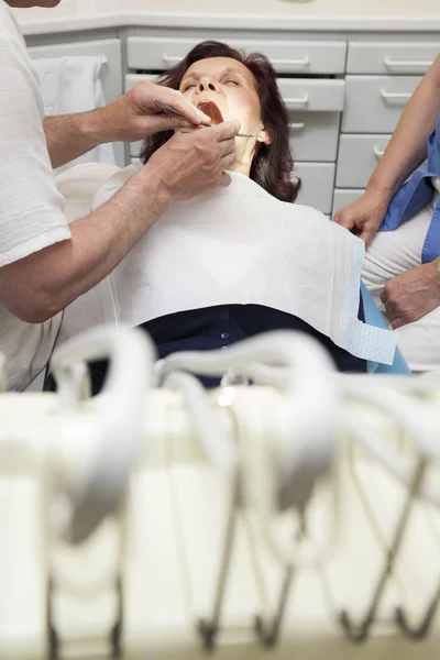 Donna di mezza età dal dentista — Foto Stock