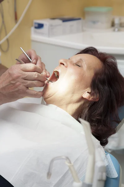 Mulher de meia idade no dentista — Fotografia de Stock