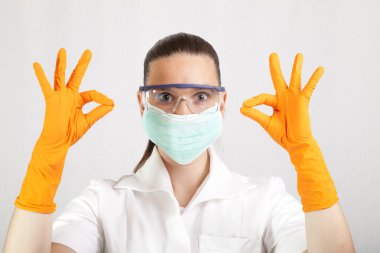 lateks eldiven giymiş kadın cerrah